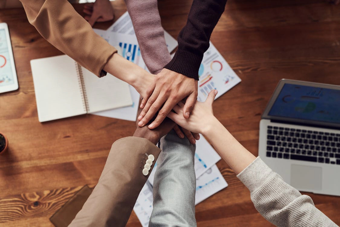 Colegas a conversar e a colaborar num ambiente de trabalho seguro